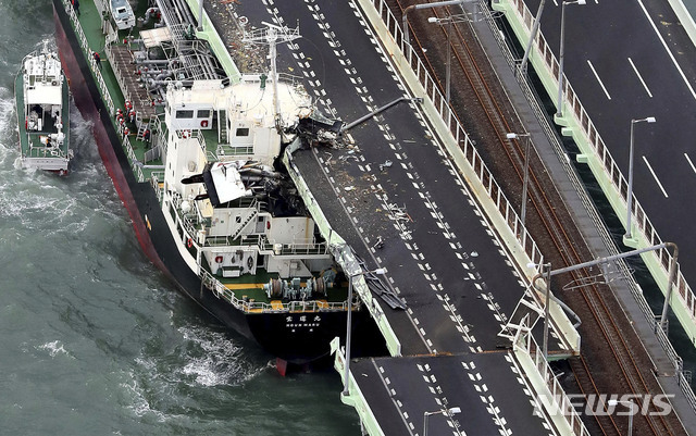 지난 4일 제21호 태풍 ‘제비’의 영향으로 강풍에 휩쓸린 유조선이 일본 간사이공항과 육지를 연결하는 다리에 충돌해 다리가 파손돼 있다. (출처: 뉴시스) 2018.9.5