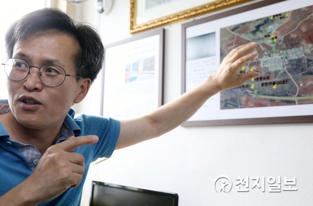 김병욱 북한개발연구소장이 3일 자체적으로 개발한 ‘NK 파인더’로 실향민의 고향을 찾는 법에 대해 설명하고 있다, ⓒ천지일보 2018.9.5