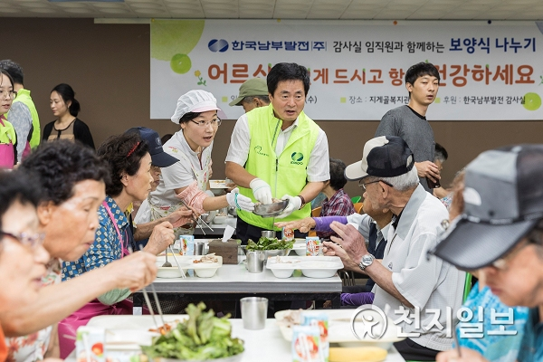 한국남부발전 유구현 상임감사위원(가운데)이 어르신들께 배식봉사를 하고 있다. (제공: 한국남부발전) ⓒ천지일보 2018.9.5