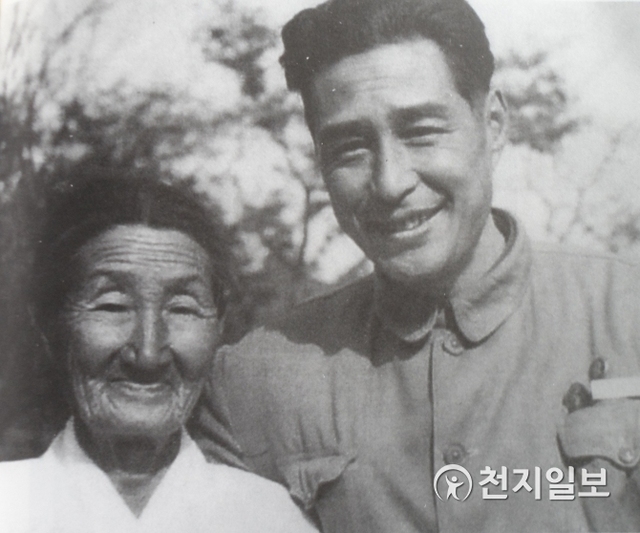 김염과 어머니 정경순(1952년 평양) ⓒ천지일보 2018.9.6