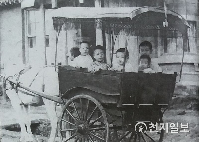 김염의 어린시절(1916년 6세 때, 오른쪽에서 3번째) ⓒ천지일보 2018.9.6