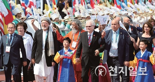 ‘9.18 만국회의 2주년 기념 평화축제’가 2016년 9월 18일 서울 잠실올림픽주경기장에서 열린 가운데 세계 정치 지도자들과 HWPL 국제법 평화위원회 위원들이 입장하고 있다. (제공: HWPL) ⓒ천지일보