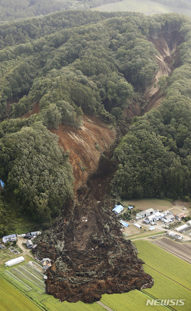 일본 홋카이도에 강진이 발생한 6일 오전 홋카이도 아쓰마 마을 가옥들이 산사태로 인한 흙더미에 파묻혀 있다. (출처: 뉴시스)