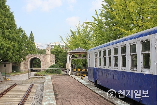 철도박물관 야외에 전시돼 있는 오래된 열차. ⓒ천지일보 2018.9.7