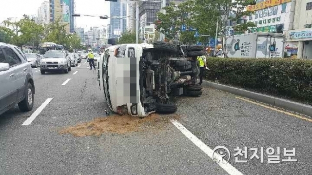 7일 오후 4시 40분께 부산 동구 부산진역 앞 도로에서 김모(42)씨가 운전하던 냉동 화물차가 넘어지는 사고가 발생했다. (제공: 부산경찰청) ⓒ천지일보 2018.9.7