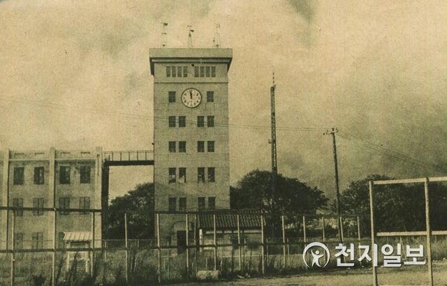 1923년 9월 1일 관동대지진이 발발하면서 일본 기상청 시계가 오전 11시 58분 상태로 멈춰 있다. (제공: 정성길 사진연구가) ⓒ천지일보 2018.9.8