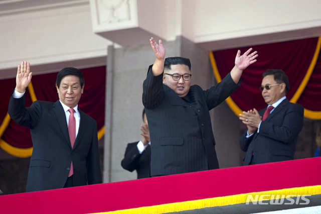 김정은 북한 국무위원장(오른쪽)이 9일 평양에서 열린 정권수립 70주년 열병식이 끝난 후 리잔수 중국 전국인민대표회의 상무위원장과 함께 손을 흔들고 있다. (출처: 뉴시스)