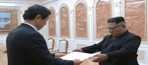 시진핑 친서를 김정은 북한 국무위원장에게 전달하는 리잔수 중국 상무위원. (출처: 연합뉴스)