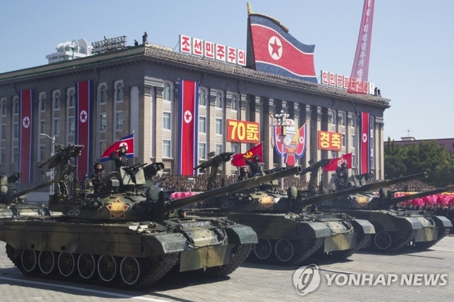 9일 북한 평양 김일성 광장에서 열린 북한 정권수립 70주년(9.9절) 기념 열병식에서 탱크가 이동하고 있다. (출처: 연합뉴스)