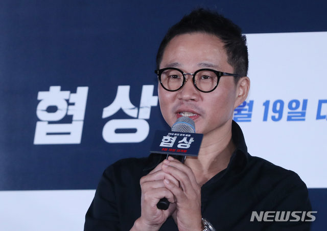 이종석 감독이 영화 '협상' 언론시사회가 열린 10일 오후 서울 이촌동 CGV용산아이파크몰에서 인사말 하고 있다. 영화 '협상'은 오는 19일 개봉한다. (출처: 뉴시스)