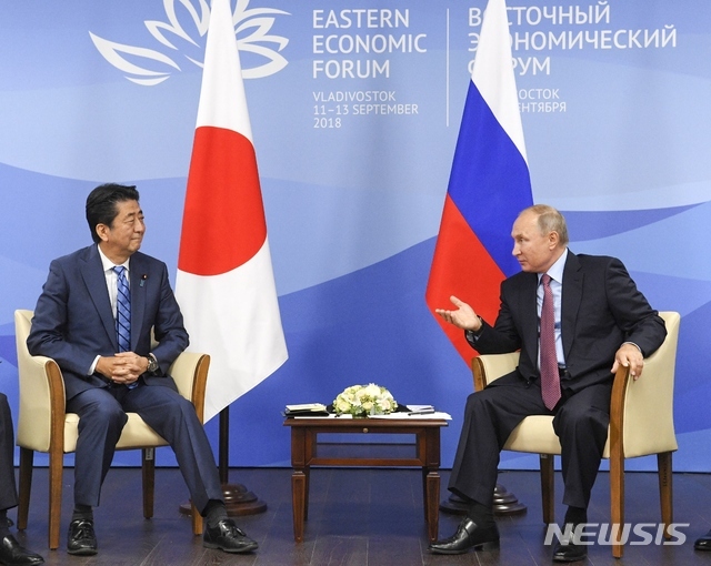 블라디미르 푸틴 대통령이 10일 동방경제포럼에 참석한 일본의 아베 신조 총리와 환담하고 있다. (출처: 뉴시스)
