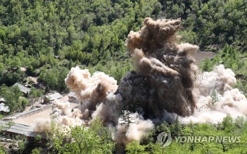 북한이 24일 함경북도 길주군 풍계리 핵실험장을 갱도 폭파 방식으로 폐기했다. 사진은 4번갱도 폭파 모습. 북한 핵무기연구소 관계자들은 ‘4번갱도는 가장 강력한 핵실험을 위해 준비했다’고 설명했다.