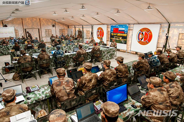 러시아와 중국군은 11일 러시아 시베리아 극동지역에서 냉전 시대 이후 최대 규모 군사 훈련인 '보스토크(동방) 2018'을 개시했다. 중국 중앙(CC)TV가 공개한 사진으로, 이번 훈련에 참여한 중국군 작전 지휘본부의 모습. (출처: 뉴시스)