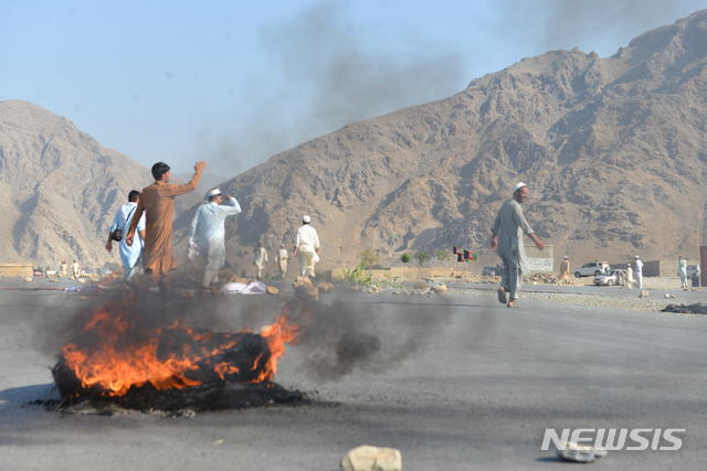 아프가니스탄 낭가하르주에서 11일 발생한 자살폭탄테러 현장에서 사람들이 테러에 반대하는 구호를 외치고 있다. (출처: 뉴시스)