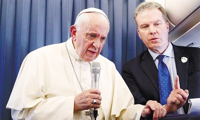 프란치스코 교황이 지난달 26일(현지시간) 아일랜드에서 바티칸으로 돌아가는 전용기 내에서 기자회견을 갖고 있다. (출처: 뉴시스)