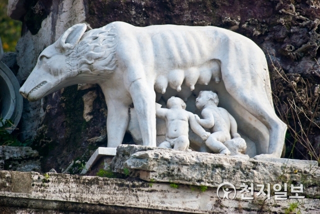 늑대의 젖을 먹고 자란 로물루스, 로마를 세우다 (출처: 게티이미지뱅크) ⓒ천지일보 2018.9.13
