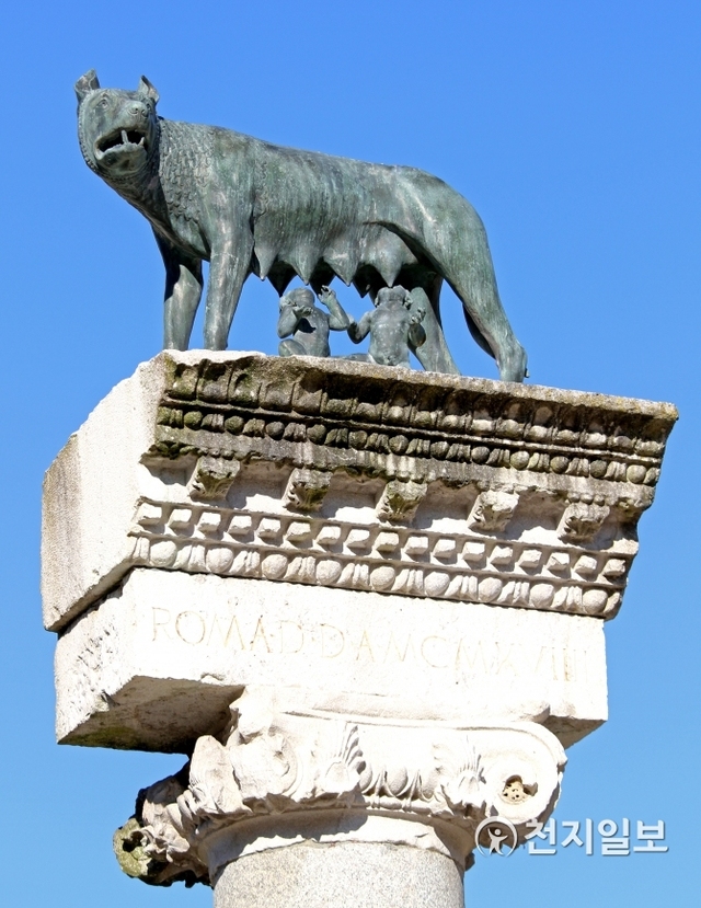 늑대의 젖을 먹는 쌍둥이 형제 조각상은 오늘날 로마 시를 대표하는 상징물이 되었다. (출처: 게티이미지뱅크) ⓒ천지일보 2018.9.13