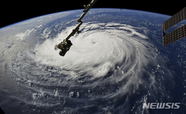 지난 12일(현지시간) 국제우주정거장(ISS)에서 본 대서양 상공의 허리케인 플로렌스. (출처: 뉴시스)