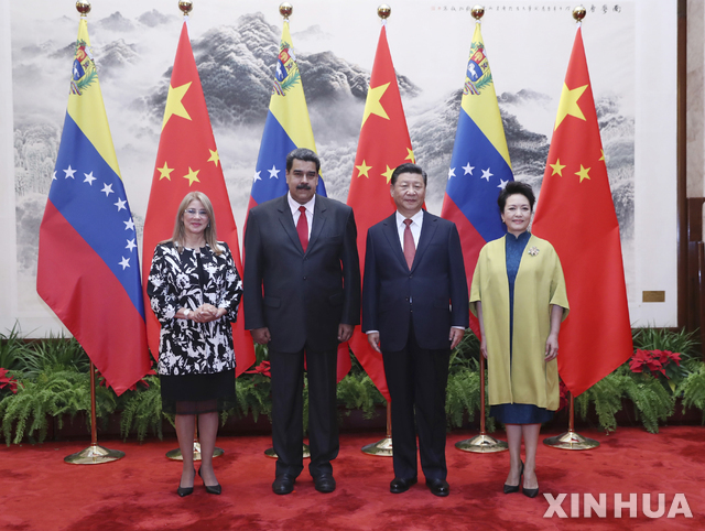 【베이징=신화/뉴시스】시진핑 중국 국가주석(오른쪽에서 두번째) 부부가 14일 베이징에서 니콜라스 마두로 베네수엘라 대통령(왼쪽에서 두번째) 내외를 만나 사진촬영을 하고 있다.