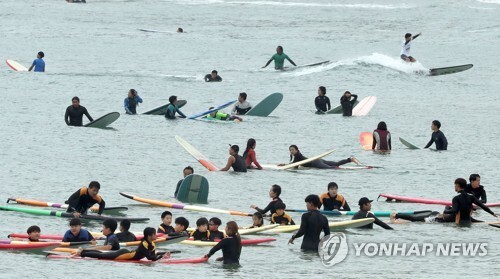 (부산=연합뉴스) 15일 ‘2018 서핑&해양레저축제’가 열린 부산 송정해수욕장에서 서핑동호인이 서핑을 즐기고 있다.