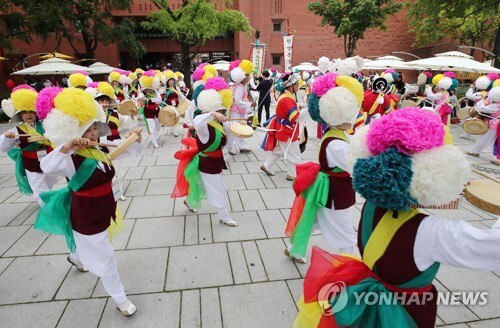 (서울=연합뉴스) 15일 오후 서울 종로구 마로니에공원에서 열린 '2018 전국생활문화축제'에서 전국 생활문화인들이 개막축하 연합길놀이를 하고 있다.
