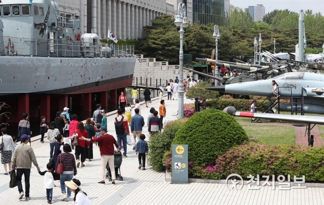 서울 용산구 전쟁기념관의 나들이객 모습 ⓒ천지일보