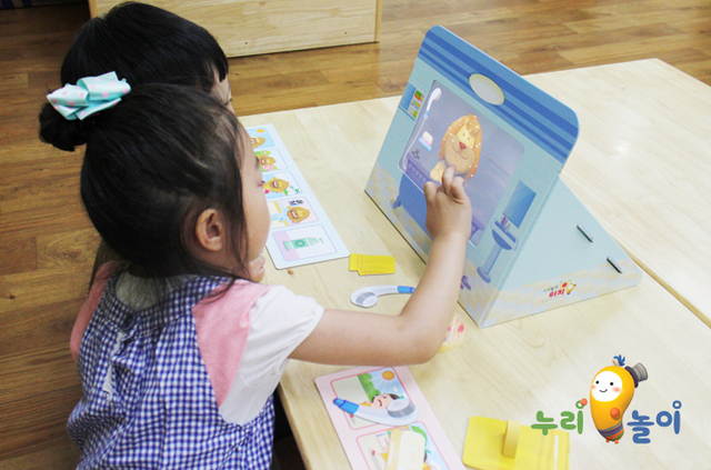 인도 최대 교육출판 그룹 ‘에스찬드’사에 공급하는 유아교육기관용 누리놀이 교구 및 콘텐츠를 아이들이 시연하고 있다. (제공: 피디엠)