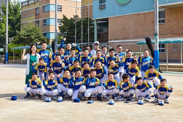 비바샘 꿈명함을 각자 들고 있는 서울중대초등학교 야구부 단체사진. (제공: 비상교육)