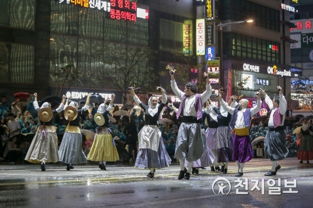 지난 14일 ‘천안흥타령춤축제2018’ 거리댄스퍼레이드. (제공: 천안시) ⓒ천지일보 2018.9.17