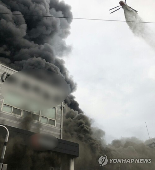 19일 오후 경기도 화성시 향남읍의 한 반도체 세정공장에서 불이 나 소방당국이 진화작업에 나섰다. 사진은 불이 난 공장. (출쳐: 연합뉴스)