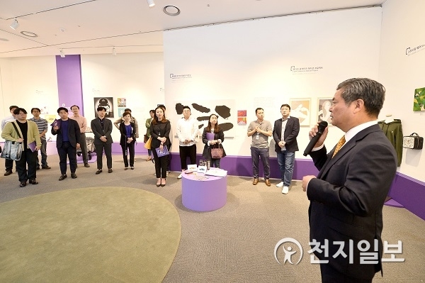 김두영 KOTRA 혁신성장본부장(맨 오른쪽)이 전시장을 방문한 주요 인사들을 대상으로 인사말을 하고 있다. (제공: KOTRA) ⓒ천지일보 2018.9.20