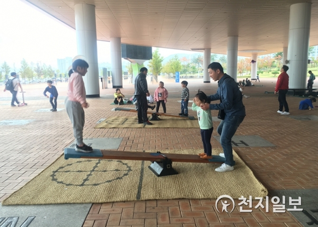 지난해 한가위 행사 때 야외과학마당에서 전통놀이 체험하는 모습. (제공: 대구시) ⓒ천지일보 2018.9.20