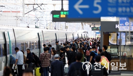추석을 앞두고 귀성객들이 서울역에서 열차에 탑승하기 위해 줄을 서서 기다리고 있다. ⓒ천지일보 DB