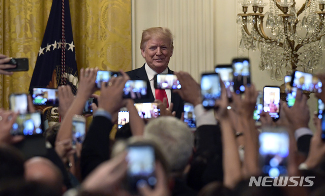 도널드 트럼프 미국 대통령이 17일(현지시간) 백악관에서 열린 '히스패닉 문화유산의 달' 행사에 입장하고 있다. (출처: 뉴시스)