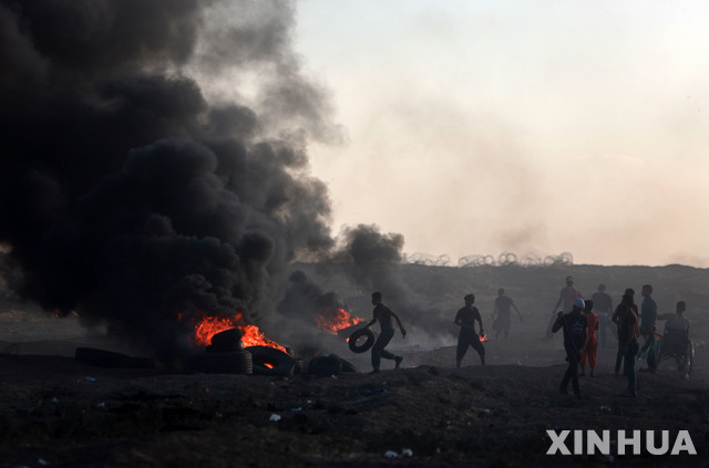 (Xinhua/뉴시스) 21일(현지시간) 이스라엘과 팔레스타인의 분쟁이 계속되고 있는 가자지구에서 팔레스타인 시위대가 타이어를 태우고 있다.
