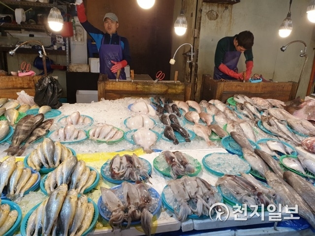 추석 명절을 앞둔 21일 저녁 대전한민전통시장의 상인들이 생선을 손질하며 손님을 맞이하고 있다. ⓒ천지일보 2018.9.22