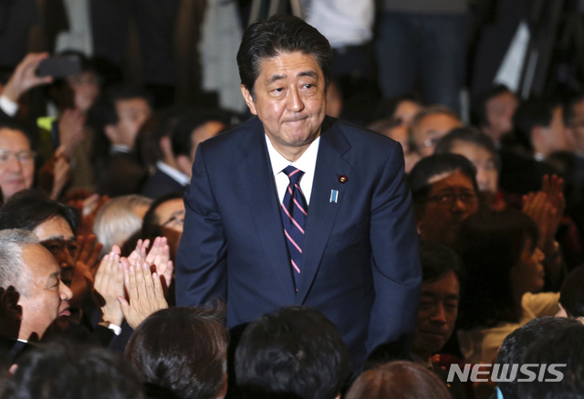 아베 신조 일본 총리가 20일 도쿄 자민당 본부에 마련된 차기 총재 선출을 위한 투개표장에서 인사하고 있다. (출처: 뉴시스)
