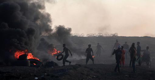 (Xinhua/뉴시스) 21일(현지시간) 이스라엘과 팔레스타인의 분쟁이 계속되고 있는 가자지구에서 팔레스타인 시위대가 타이어를 태우고 있다.