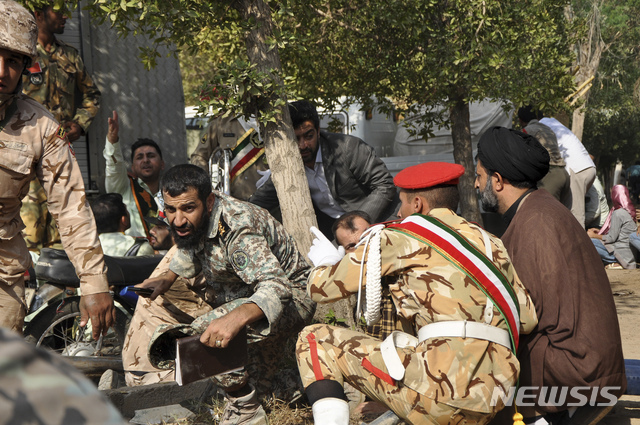 22일 지난 1980년 이라크의 이란 침공 38주년을 기념하는 군사 퍼레이드 도중 퍼레이드 행렬에 총격이 가해져 혁명수비대원 8명이 사망하고 지켜보던 시민 등 20명이 부상한 이란 아흐바즈에서 군인들과 시민들이 총격을 피해 몸을 움추리고 있다. (출처: 뉴시스)