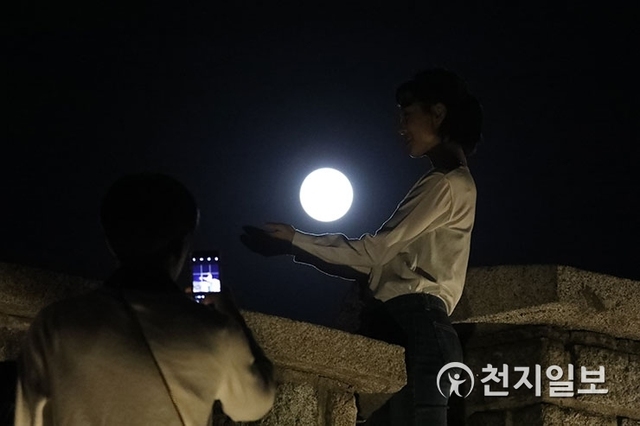 [천지일보=남승우 기자] 추석 명절인 24일 서울 종로구 낙산공원 부근에 보름달이 밝게 떠 있는 가운데 시민들이 사진을 찍고 있다. ⓒ천지일보 2018.9.24