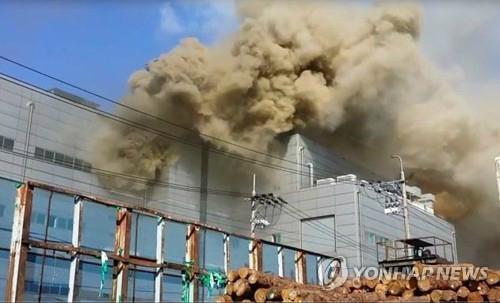 21일 오후 인천 남동공단에서 전자제품을 만드는 세일전자에서 화재가 발생해 소방당국이 진화에 나섰다. (출처: 연합뉴스)
