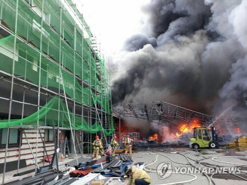 (시흥=연합뉴스) 25일 오후 4시 10분께 경기도 시흥시 정왕동 한 플라스틱 공장에서 불이 나 1명이 숨졌다. 소방당국은 대응 1단계를 발령해 진화작업을 벌이고 있다.