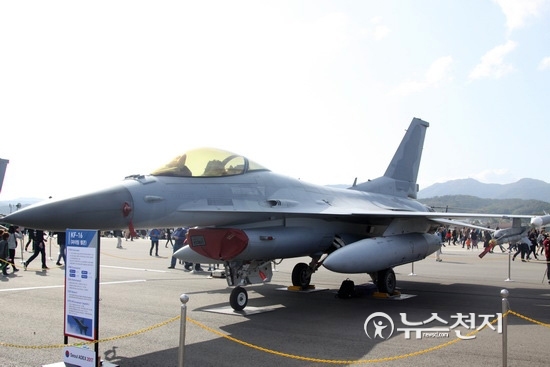 22일 오후 경기도 성남시 서울공항에서 ‘2017 서울에어쇼, 서울 ADEX’가 열린 가운데 주기장에 KF-16과 F-15K가 전시돼 있다. ⓒ천지일보