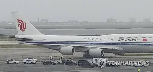 북한 리용호 외무상이 탑승한 중국 에어차이나 항공편이 25일 오후(현지시간) 미국 뉴욕 JFK공항에 도착, 대기하고 있는 의전 차량 옆으로 지나가고 있다. (출처: 연합뉴스)