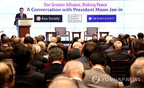제73차 유엔총회 참석을 위해 뉴욕을 방문 중인 문재인 대통령이 25일 오후(현지시간) 미국 뉴욕 외교협회(CFR)에서 열린 “위대한 동맹으로 평화를(Our Greater Alliance, Making Peace(부제:문재인 대통령과의 대화, A Conversation with President Moon Jae-in)” 행사에서 연설하고 있다. (출처: 연합뉴스)