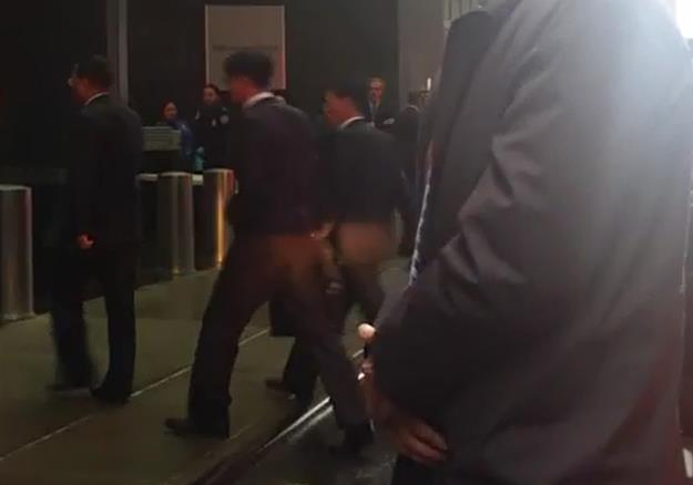 북한 리용호 외무상(왼쪽)이 25일(현지시간) 미국 뉴욕 유엔본부 앞에 있는 밀레니엄 힐튼 유엔플라자 호텔로 들어서고 있다. (출처: 연합뉴스)
