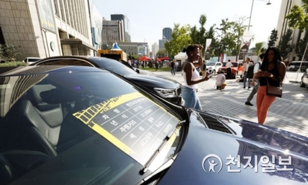 지난해 9월 8일 오후 서울 중구 프레스센터 앞에서 열린 ‘제1회 한국중고자동차페스티벌’ 개막 행사에서 시민들이 중고차를 살펴보고 있다. ⓒ천지일보