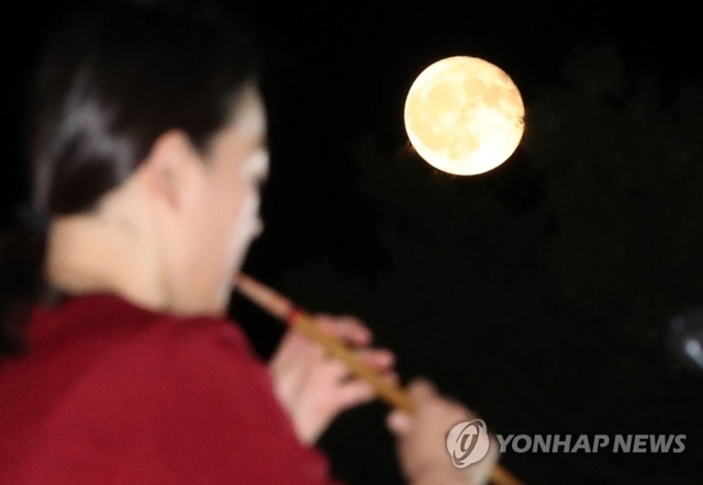 (서울=연합뉴스) 추석 연휴 마지막날인 26일 오후 서울 경복궁 수정전에서 야간 음악회가 열리고 있다.