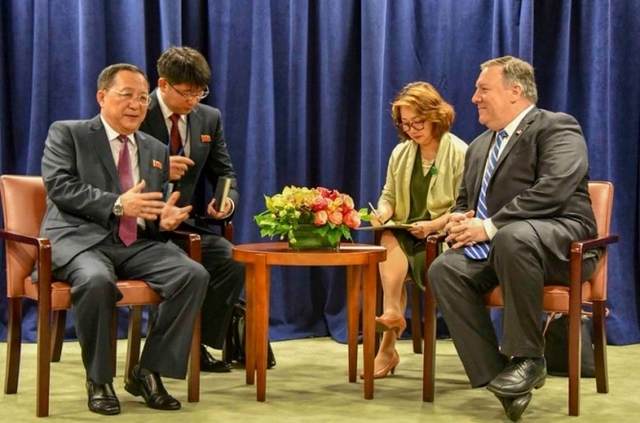 미국 마이크 폼페이오 국무장관(오른쪽)과 북한 리용호 외무상 (출처: 폼페이오 장관 트위터 캡처)