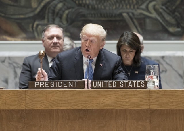 26일(현지시간) 도널드 트럼프 미국 대통령(앞 중앙)이 유엔 안전보장이사회 회의에서 대량살상무기 확산방지회의를 주재하고 있다. 뒷쪽 자리에는 마이크 폼페이오 국무장관(왼쪽)과 니키 헤일리 유엔주재 미국대사가 앉아 있다. (출처: 유엔(UN) Mark Garten)